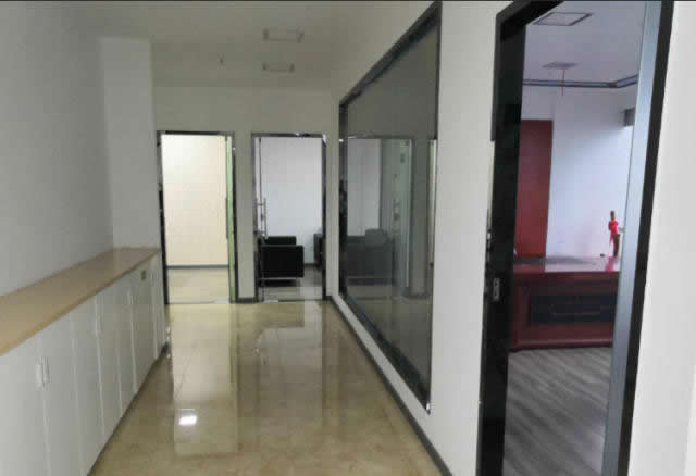 (出租) 正電梯口 萬達(dá)中心257平帶家具 格局方正 有鑰匙