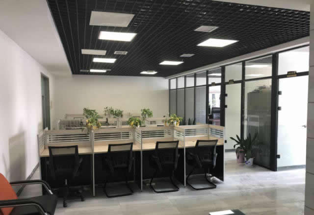 (出租) 萬達(dá)中心212平，地鐵口，東南朝向格局好，家具全帶