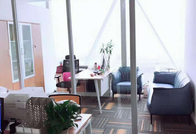 (出租) 高新綠地中心90平精裝修獨立套間，物業水電全免帶辦公家具！